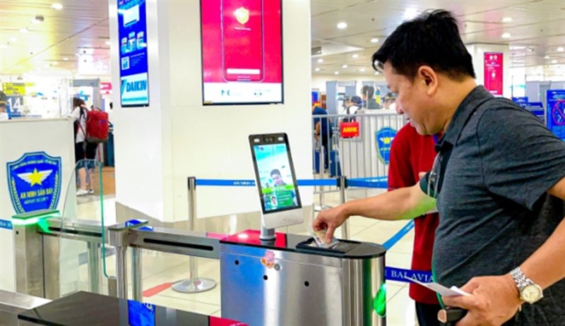 Việc sử dụng VNeID giúp cho quá trình làm thủ tục trở nên đơn giản và tiện lợi hơn Việc sử dụng VNeID giúp cho quá trình làm thủ tục trở nên đơn giản và tiện lợi hơn