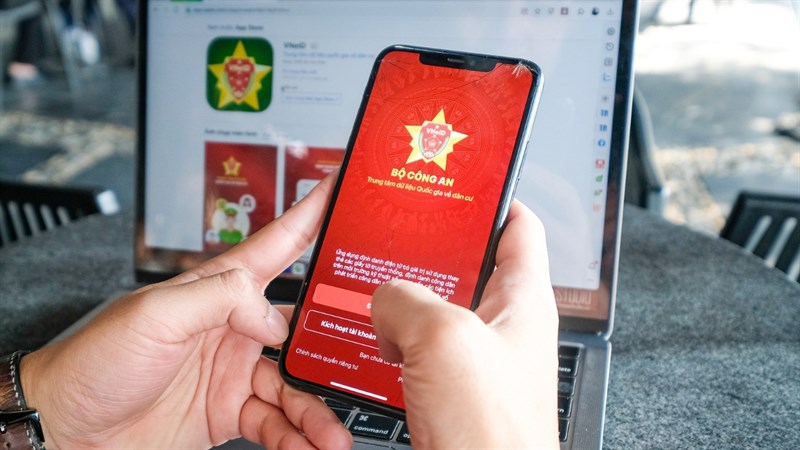 Đối với người nước ngoài, VNeID có giá trị tương đương hộ chiếu hoặc giấy tờ có giá trị đi lại quốc tế. Đối với người nước ngoài, VNeID có giá trị tương đương hộ chiếu hoặc giấy tờ có giá trị đi lại quốc tế.
