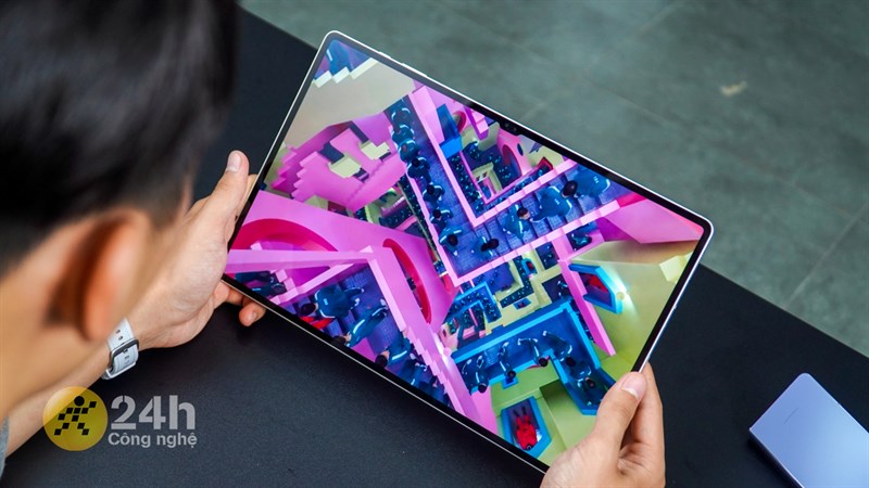 Galaxy Tab S9 Ultra còn được sử dụng tấm nền Dynamic AMOLED 2X giúp nâng cấp trải nghiệm nhìn của bạn 