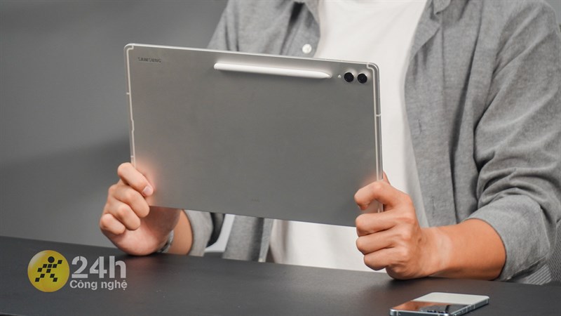 Galaxy Tab S9 Ultra không có quá nhiều thay đổi ở ngoại hình so với thế hệ tiền nhiệm Galaxy Tab S8 Ultra