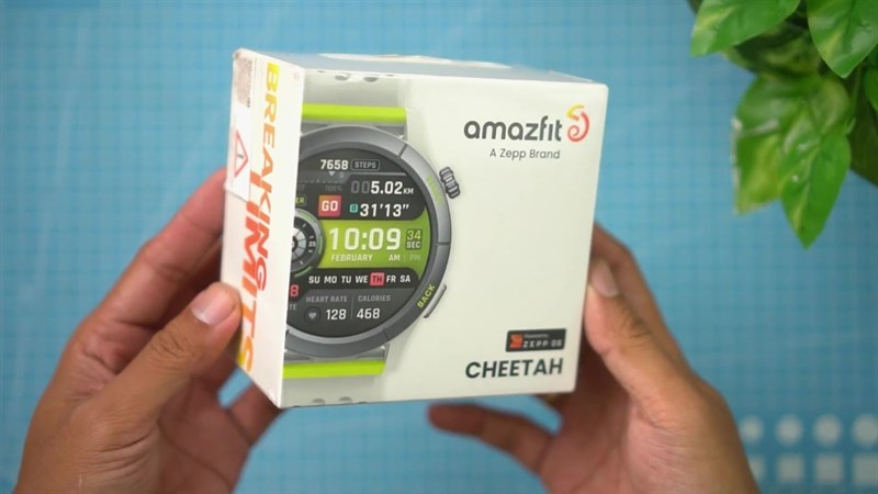 Hộp đựng của Amazfit Cheetah Round có thiết kế nhỏ gọn và trẻ trung với tone màu trắng, xanh và cam. Hộp đựng của Amazfit Cheetah Round có thiết kế nhỏ gọn và trẻ trung với tone màu trắng, xanh và cam.