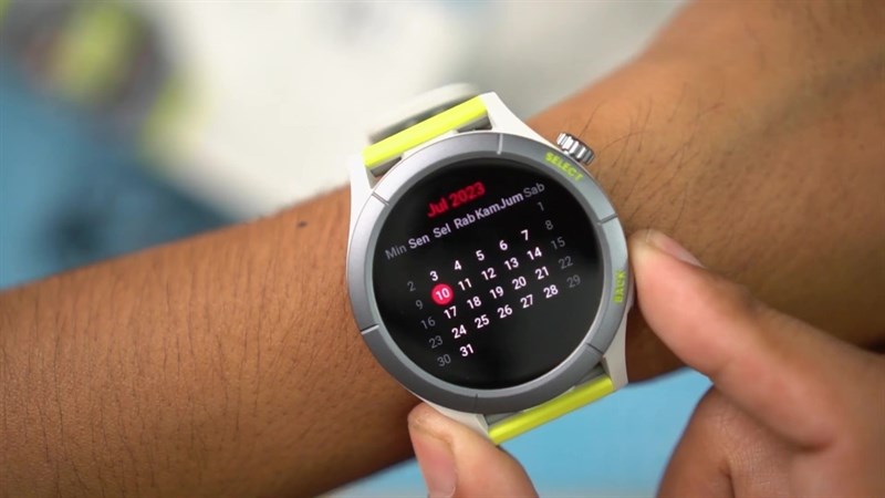 Ở cạnh phải của Amazfit Cheetah Round bạn sẽ thấy hai nút bấm là Select và Back. Ở cạnh phải của Amazfit Cheetah Round bạn sẽ thấy hai nút bấm là Select và Back.