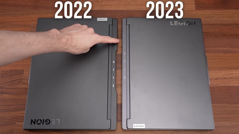 Bản lề của Lenovo Legion Slim 7i 2023 có kích thước vừa phải và hài hoà với tổng thể thiết bị. Bản lề của Lenovo Legion Slim 7i 2023 có kích thước vừa phải và hài hoà với tổng thể thiết bị.