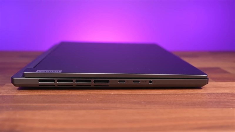 Cạnh trái của Lenovo Legion Slim 7i 2023. Cạnh trái của Lenovo Legion Slim 7i 2023.