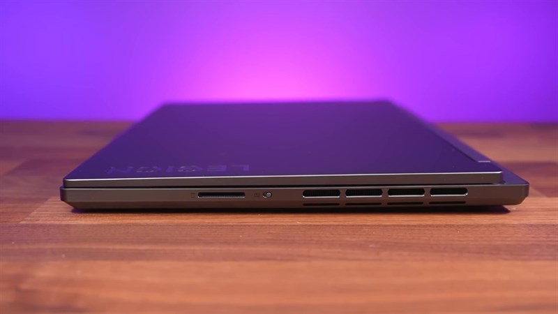 Cạnh phải của Lenovo Legion Slim 7i 2023. Cạnh phải của Lenovo Legion Slim 7i 2023.