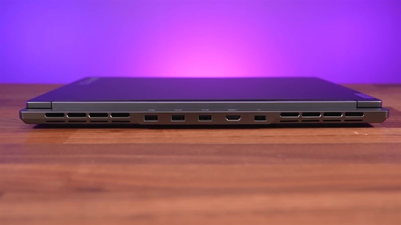 Bản lề và cạnh sau của Lenovo Legion Slim 7i 2023. Bản lề và cạnh sau của Lenovo Legion Slim 7i 2023.
