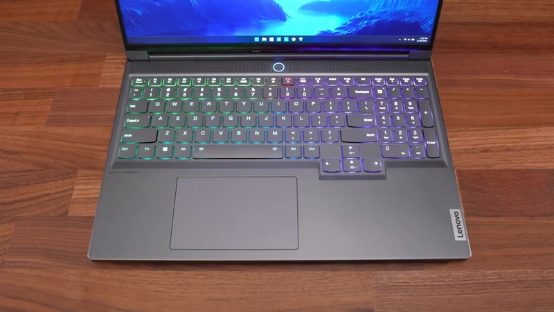 Lenovo Legion Slim 7i 2023 được trang bị hệ thống bàn phím fullsize có bao gồm cụm phím số và có trang bị hệ thống đèn nền RGB. Lenovo Legion Slim 7i 2023 được trang bị hệ thống bàn phím fullsize có bao gồm cụm phím số và có trang bị hệ thống đèn nền RGB.