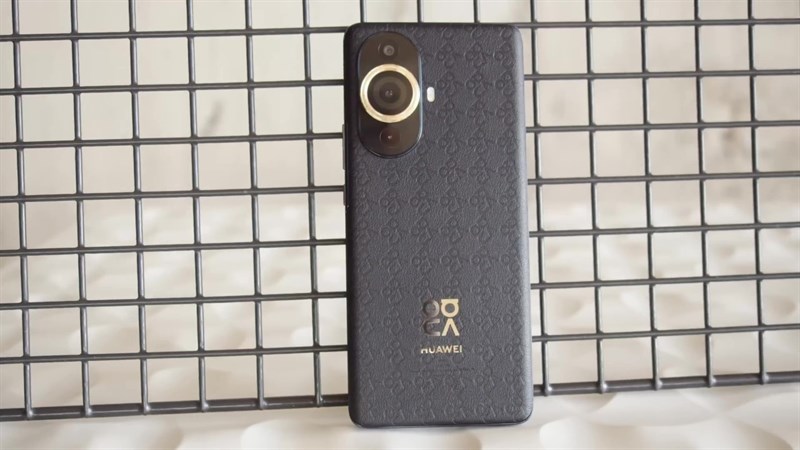 Dù có sự thay đổi về chất liệu mặt lưng nhưng Huawei vẫn giữ nguyên tổng thể thiết kế cong về các cạnh, giúp điện thoại trông liền mạch, hài hòa. Dù có sự thay đổi về chất liệu mặt lưng nhưng Huawei vẫn giữ nguyên tổng thể thiết kế cong về các cạnh, giúp điện thoại trông liền mạch, hài hòa.