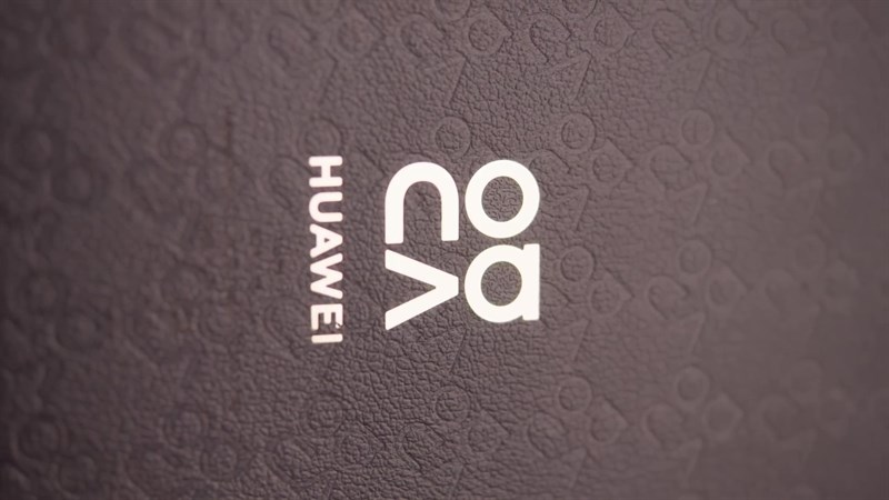 nova 11 Pro được tạo điểm nhấn bằng cách sử dụng các logo 'nova' được dập chìm lên trên bề mặt da. nova 11 Pro được tạo điểm nhấn bằng cách sử dụng các logo 'nova' được dập chìm lên trên bề mặt da.