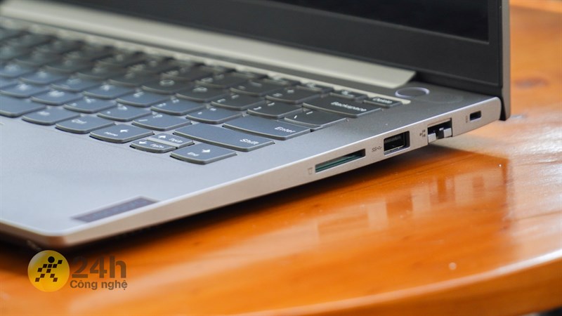 Cạnh phải của Lenovo ThinkBook 14 G3 ACL Cạnh phải của Lenovo ThinkBook 14 G3 ACL