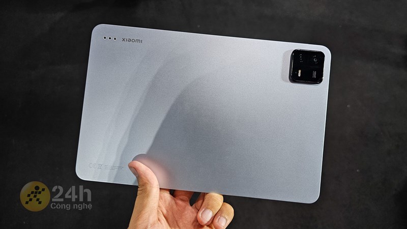 Dù thừa hưởng nhưng Xiaomi Pad 6 đã được làm vát phẳng hơn Xiaomi 13 series ở cạnh lẫn mặt lưng