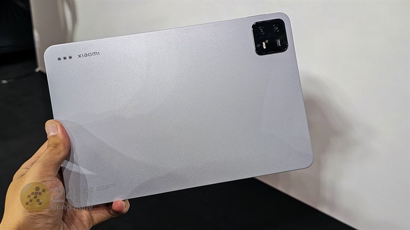 Dù có kích thước lớn nhưng Xiaomi Pad 6 không quá nặng để cầm nắm