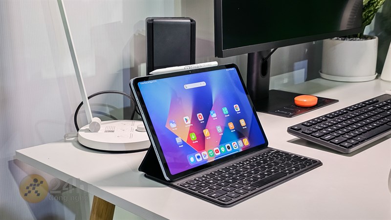 Xiaomi Pad 6 còn đi kèm với bút Smart Pen 2 mới và bao da kiêm bàn phím