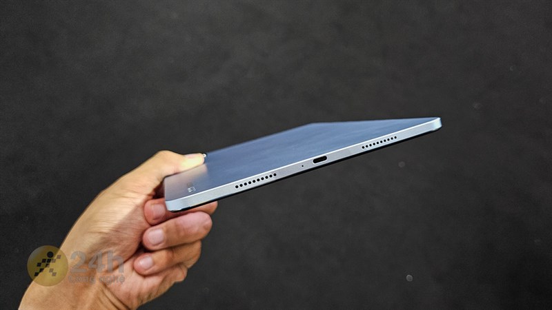 Cạnh đáy của Xiaomi Pad 6 chứa cổng sạc USB-C và 2 dải loa