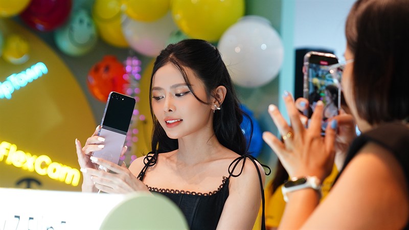 Khách hàng tham gia trải nghiệm Galaxy Z Flip5 Khách hàng tham gia trải nghiệm Galaxy Z Flip5