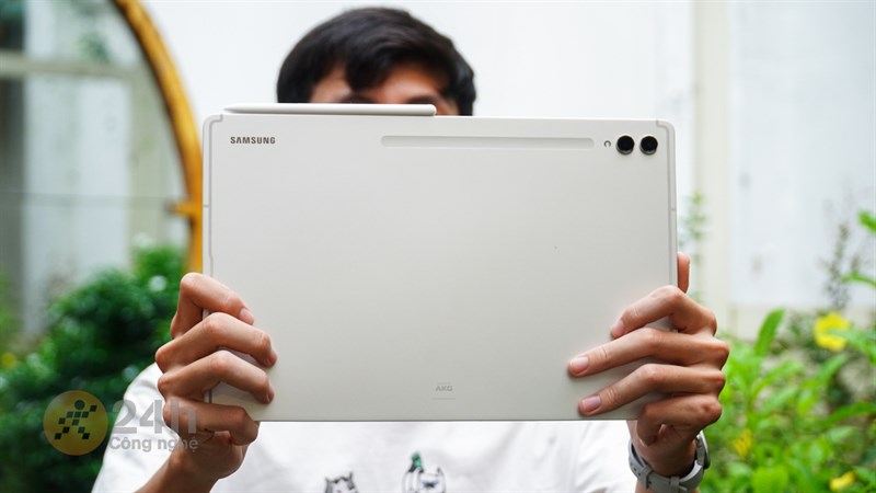 Galaxy Tab S9 Ultra sở hữu thiết kế sang trọng và quen thuộc