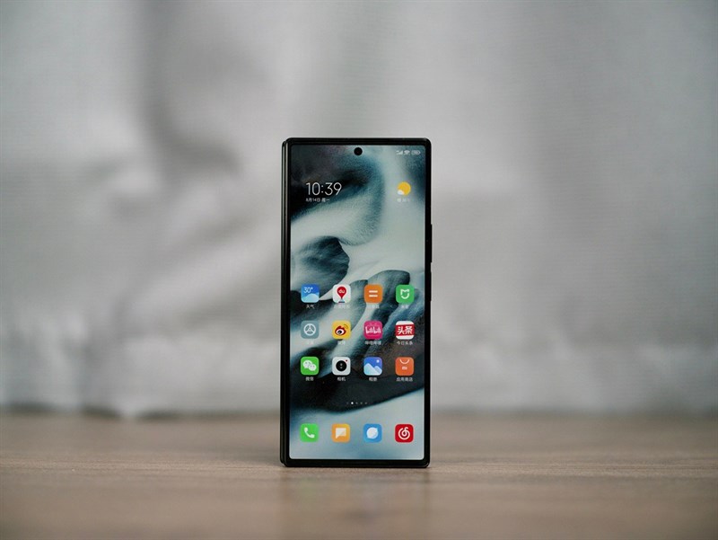 Mặt trước Xiaomi MIX Fold 3 có chất lượng hiển thị tốt với độ phân giải 2K