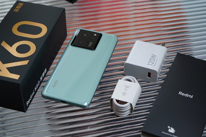 Bên trong hộp đựng Redmi K60 Extreme đi kèm với đầy đủ những món phụ kiện cần thiết