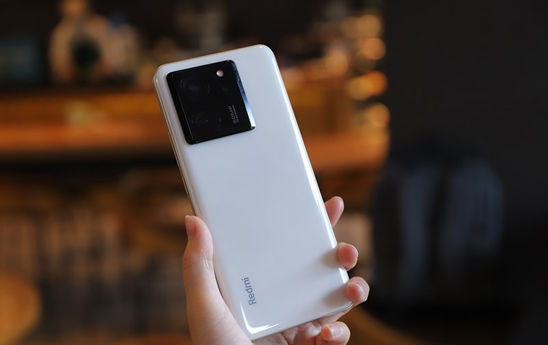 Redmi K60 Extreme có kích thước, cân nặng hợp lý nên trải nghiệm cầm nắm rất thoải mái