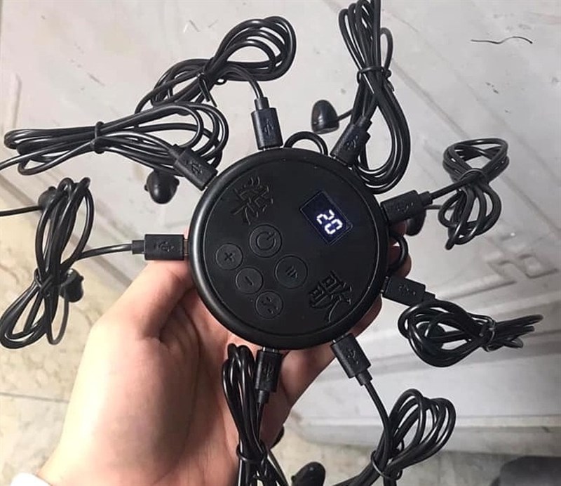 Một thiết bị auto click với 8 giắc để gắn vào màn hình điện thoại Một thiết bị auto click với 8 giắc để gắn vào màn hình điện thoại