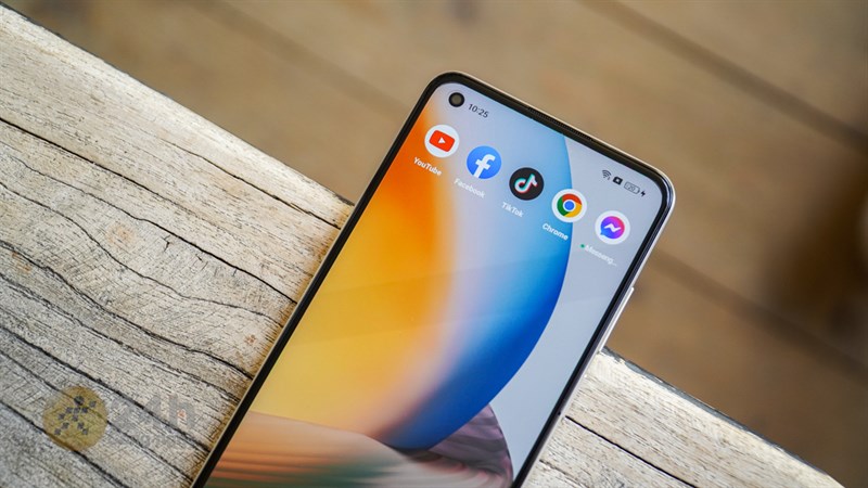 Kết hợp với hiệu năng mạnh mẽ là màn hình với công nghệ Super AMOLED