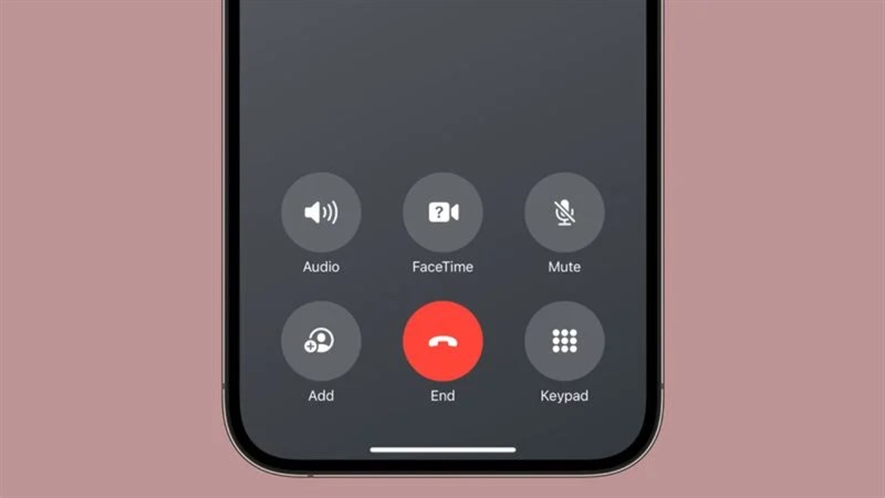 Apple đã đưa nút kết thúc cuộc gọi trở lại vị trí trung tâm, giống như các iOS 16 và các phiên bản trước đó.