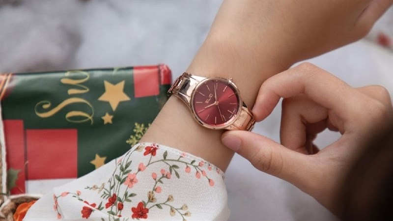 ELIO Xmas 28 mm ES097-01: Đồng hồ sắc đỏ đáng mua, đáng sở hữu ELIO Xmas 28 mm ES097-01: Đồng hồ sắc đỏ đáng mua, đáng sở hữu