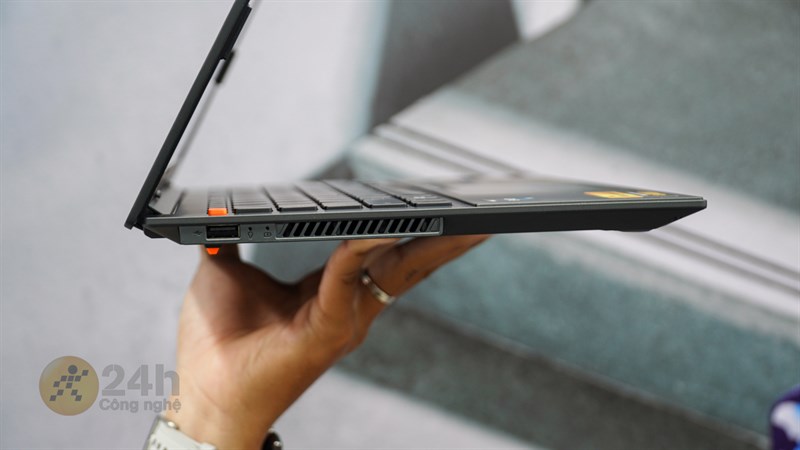 Cạnh trái của ASUS Vivobook S 15 OLED Bape Edition Cạnh trái của ASUS Vivobook S 15 OLED Bape Edition