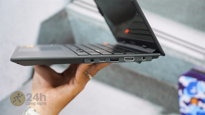 Cạnh phải của ASUS Vivobook S 15 OLED Bape Edition Cạnh phải của ASUS Vivobook S 15 OLED Bape Edition