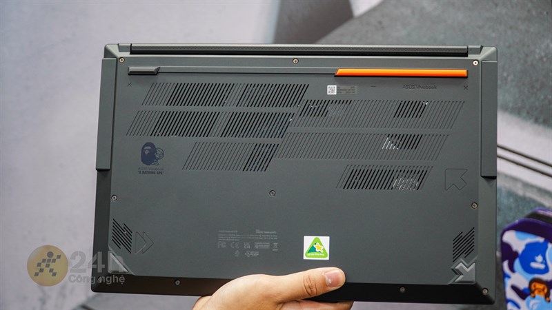 Mặt đáy của ASUS Vivobook S 15 OLED Bape Edition cũng có logo của Bape Mặt đáy của ASUS Vivobook S 15 OLED Bape Edition cũng có logo của Bape