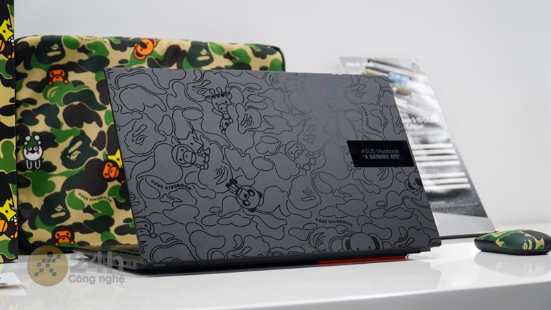 Mặt A của ASUS Vivobook S 15 OLED Bape Edition được khắc họa tiết lazer với độ chi tiết cực kỳ cao Mặt A của ASUS Vivobook S 15 OLED Bape Edition được khắc họa tiết lazer với độ chi tiết cực kỳ cao