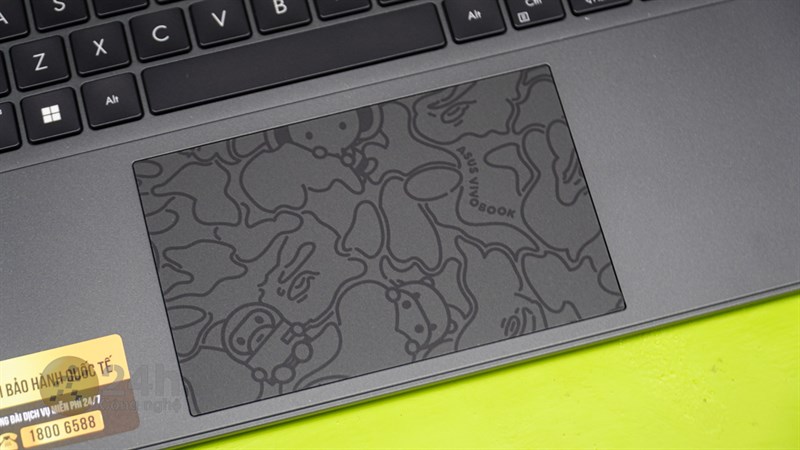 Trackpad của ASUS Vivobook S 15 OLED Bape Edition cũng được dùng họa tiết Camo của Bape Trackpad của ASUS Vivobook S 15 OLED Bape Edition cũng được dùng họa tiết Camo của Bape
