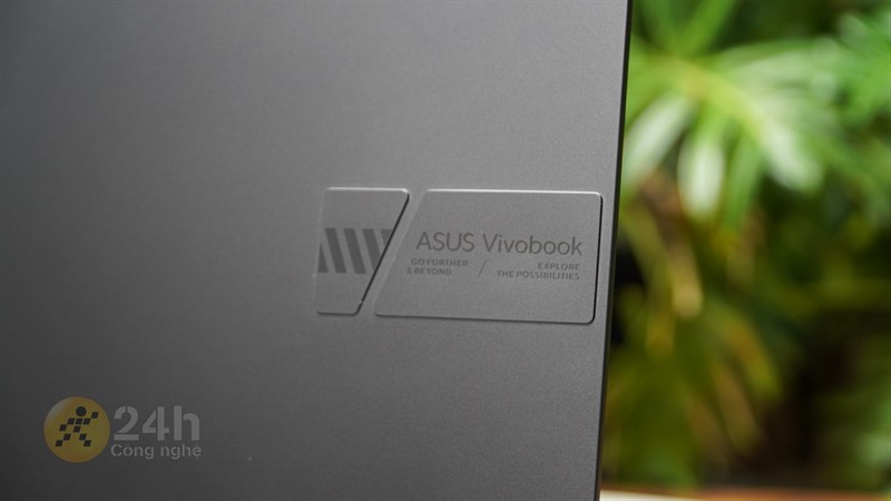 ASUS Vivobook 14X OLED sở hữu bề mặt lưng nhám với điểm nhấn là logo ASUS Vivobook ở cạnh phải