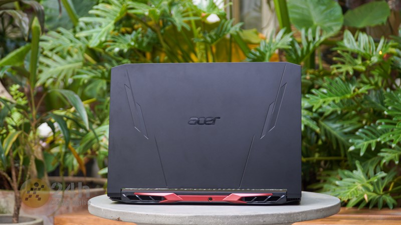 ‘Toàn thân’ của Acer Nitro 5 AN515 57 được cấu thành từ chất liệu nhựa với bề mặt nhám nhẹ. ‘Toàn thân’ của Acer Nitro 5 AN515 57 được cấu thành từ chất liệu nhựa với bề mặt nhám nhẹ.
