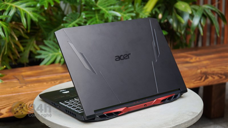 Điếm nhấn của Acer Nitro 5 AN515 57 nằm ở khu vực cạnh sau, nơi có chưa hai hộc tản nhiệt lớn của máy. Điếm nhấn của Acer Nitro 5 AN515 57 nằm ở khu vực cạnh sau, nơi có chưa hai hộc tản nhiệt lớn của máy.