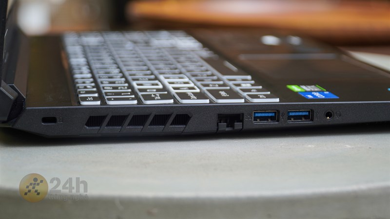 Cạnh trái của Acer Nitro 5 AN515 57. Cạnh trái của Acer Nitro 5 AN515 57.
