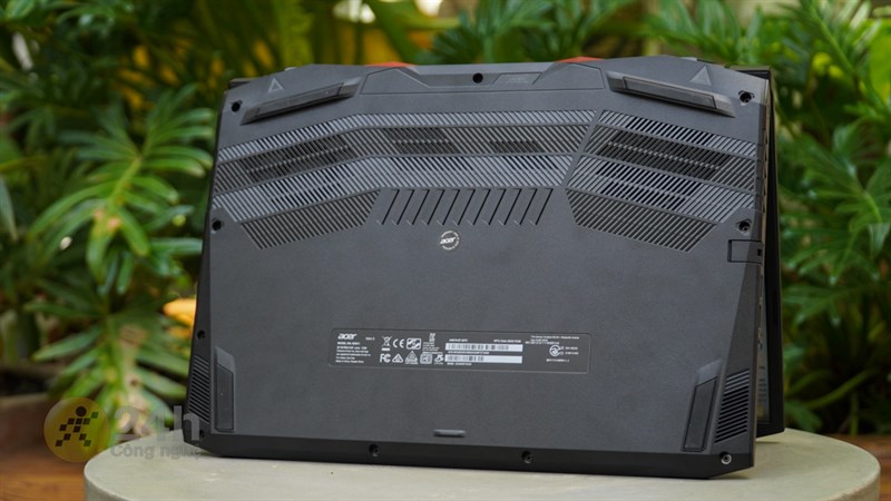 Mặt đáy của Acer Nitro 5 AN515 57 được trang bị các chân cao su kích thước lớn, giúp tăng độ bám lên các bề mặt đặt thiết bị. Mặt đáy của Acer Nitro 5 AN515 57 được trang bị các chân cao su kích thước lớn, giúp tăng độ bám lên các bề mặt đặt thiết bị.