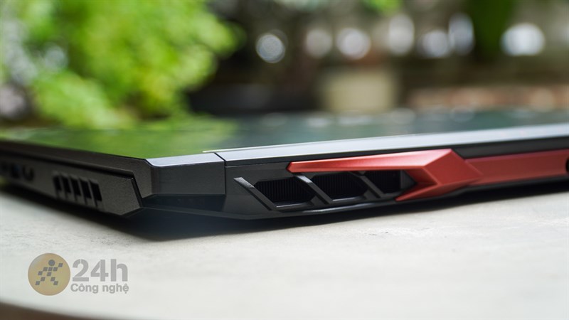 Phần bản lề của Acer Nitro 5 AN515 57 cũng rất chắc chắn, bền bỉ khi mình theo tác gõ phím khá mạnh tay nhưng vẫn không bị rung, lắc. Phần bản lề của Acer Nitro 5 AN515 57 cũng rất chắc chắn, bền bỉ khi mình theo tác gõ phím khá mạnh tay nhưng vẫn không bị rung, lắc.