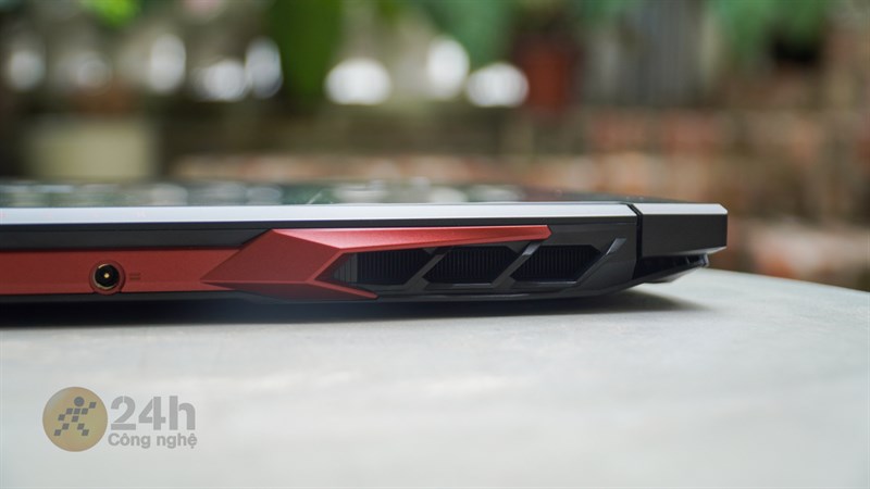 Cạnh sau của Acer Nitro 5 AN515 57. Cạnh sau của Acer Nitro 5 AN515 57.