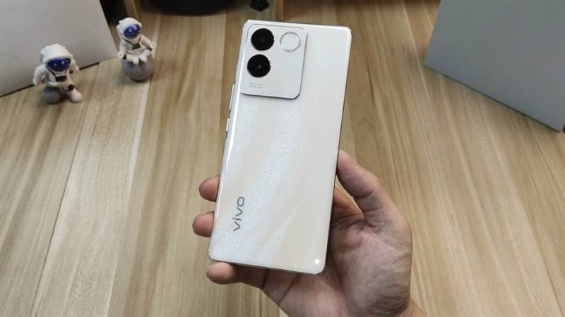 Thoạt nhìn có thể thấy thiết kế mặt sau của iQOO Z7 Pro 5G khá giống với Vivo S17e Thoạt nhìn có thể thấy thiết kế mặt sau của iQOO Z7 Pro 5G khá giống với Vivo S17e