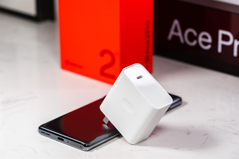 Bên trong hộp đựng OnePlus Ace 2 Pro vẫn chứa đầy đủ những món phụ kiện cần thiết đi kèm Bên trong hộp đựng OnePlus Ace 2 Pro vẫn chứa đầy đủ những món phụ kiện cần thiết đi kèm