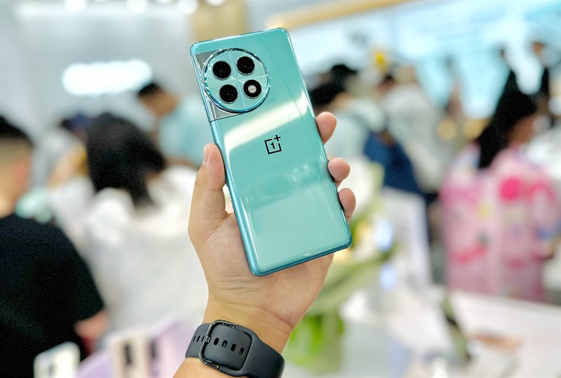 OnePlus Ace 2 Pro được thiết kế gọn nhẹ nên cho cảm giác cầm nắm rất thoải mái OnePlus Ace 2 Pro được thiết kế gọn nhẹ nên cho cảm giác cầm nắm rất thoải mái