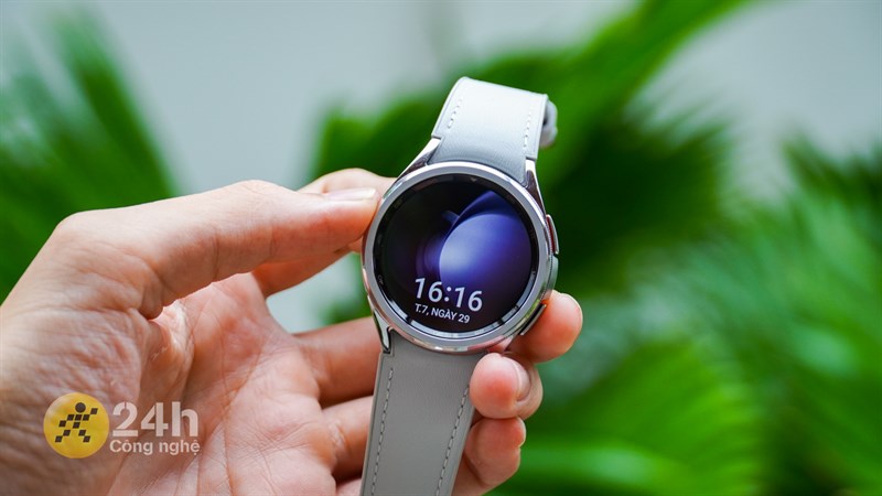  Phần viền bezel này trên Galaxy Watch6 Classic được hoàn thiện với cấu trúc răng cưa nhám nhẹ.