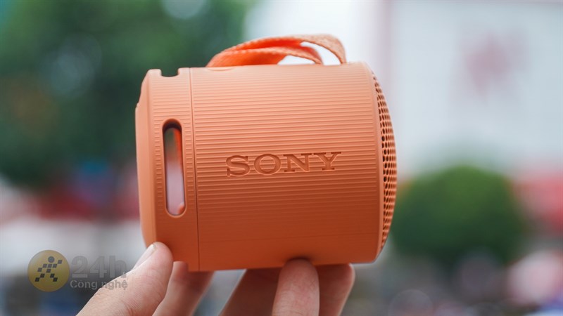 Sony XRS-XB100 có những đường kẻ sọc để hạn chế chống trượt Sony XRS-XB100 có những đường kẻ sọc để hạn chế chống trượt