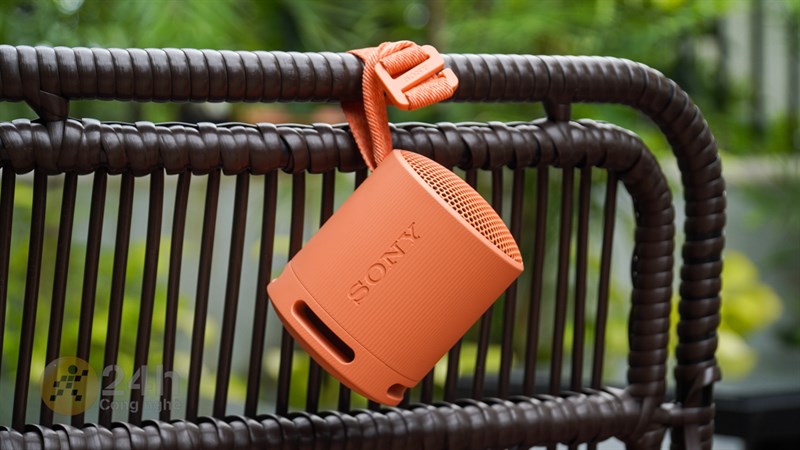 Sony XRS-XB100 còn được trang bị phần dây đeo rất chắc chắn Sony XRS-XB100 còn được trang bị phần dây đeo rất chắc chắn