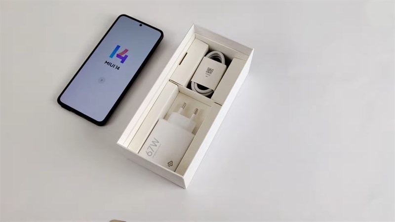 Xiaomi 13T vẫn được tặng kèm bộ cáp sạc nhanh tương tự nhiều mẫu điện thoại khác của Xiaomi. Nguồn: Eufracio López 502.