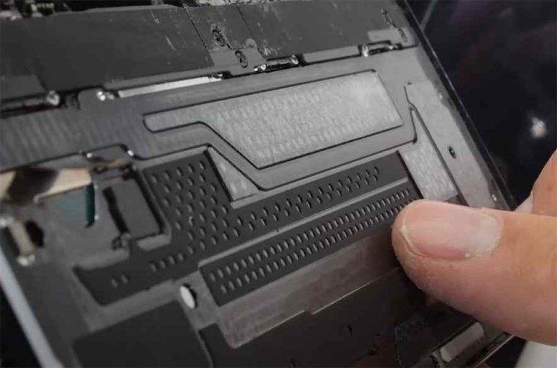 JerryRigEverything chỉ ra lớp giảm sốc cho màn hình mà Samsung trang bị cho Galaxy Z Fold5 JerryRigEverything chỉ ra lớp giảm sốc cho màn hình mà Samsung trang bị cho Galaxy Z Fold5