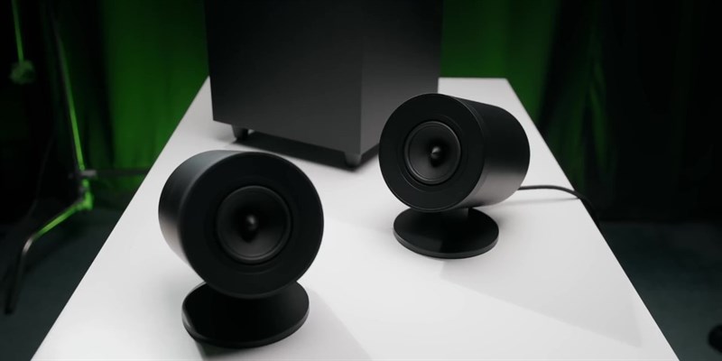 Hệ thống loa của Razer Nommo V2 Pro gồm hai phần là loa subwoofer, hai loa vệ tinh.