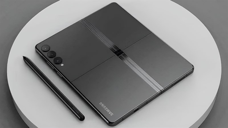 Cận cảnh nguyên mẫu Galaxy Z Fold6: Màn hình phụ to ngang ngửa S24 Ultra?