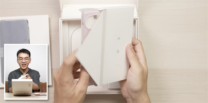 Ốp lưng của OPPO Find N3 Flip cùng sách hướng dẫn sử dụng được đặt trong một hộp nhỏ. Nguồn: 钟文泽. Ốp lưng của OPPO Find N3 Flip cùng sách hướng dẫn sử dụng được đặt trong một hộp nhỏ. Nguồn: 钟文泽.